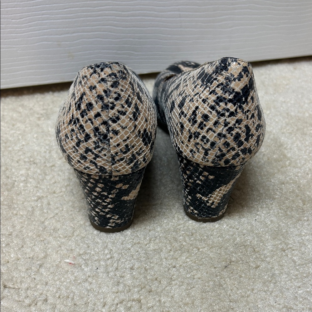 Vionic Snakeskin Patterned wedges in Black and Cream - Picture 5 of 5